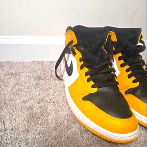 Jordan 1 Mid Yellow Black Toe
